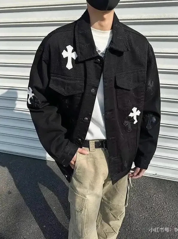 P260 💰 Chrome Hearts Chrome Hearts Cross-Patch Leather Embroidered Shirt Denim Jacket OS version can be worn by both men and women! The fabric is made of twill gauze cotton fabric! The texture is clear and smooth, not easy to wrinkle or fade! The embroidery process is complex and repetitive. There are more than 20 leather labels. It takes 6 repeated embroidery steps to complete the back body. The requirements for the embroidery machine are very strict, and the distance is 45 cm! It won’t work if the spacing is too big, and it won’t work if it’s too small! We make clothes with care, and every detail must be restored one to one! The hardware is all carved and cast, and they are all genuine from the original factory! This piece of clothing consumes a lot of material, with more than 3 meters of material used for one piece of clothing! After the garment is made, it needs to be fixed at high temperature, washed at a water temperature of more than 70 degrees, and softened by adding softener to make the upper body softer and smoother! There is a flap on the sleeve that can be stored into short sleeves! Make it fit that understanding Color: Black White Size: S-M-L-XL